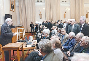 В родном ФИАНе коллеги восторженно встречали нобелевского лауреата (фото: ИТАР-ТАСС)